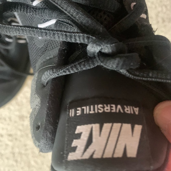 Nike Air Versitile ll Sneakers - Picture 6 of 7
